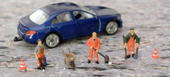 Scene met straatvegers (miniatuurpoppetjes) en speelgoedauto (vergroot foto)